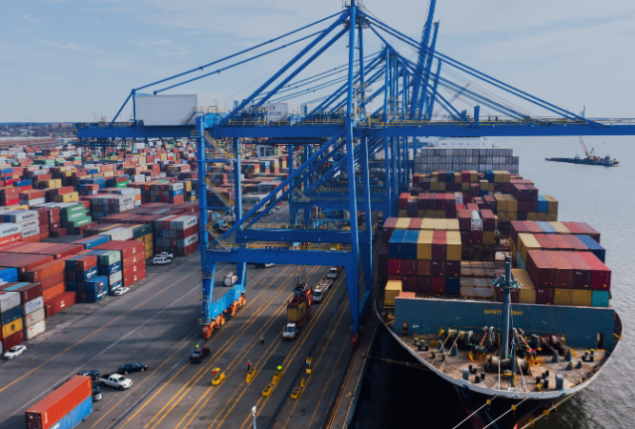 Imagem de navio cargueiro para ilustrar conteúdo sobre a importância do Catálogo de Produtos para a DUIMP.